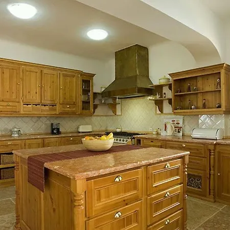 Sleeps 8 Pool Air Con Wifi فيلة